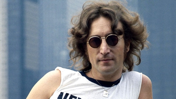 John Lennon fue asesinado a sus 40 años en la puerta del edificio que ocupaba con su familia.