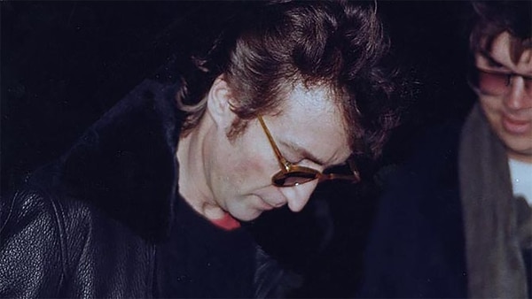 John Lennon le firmó un autógrafo a su asesino. Un fotógrafo registró ese momento.