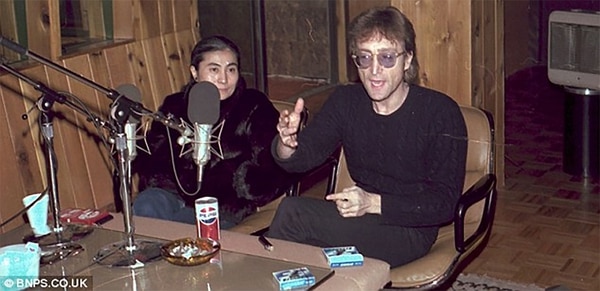 Durante la mañana del 8 de diciembre de 1980, John y Yoko estuvieron en los estudios de RKO Radio Network para dar una entrevista en vivo en el programa del DJ Dave Sholin.