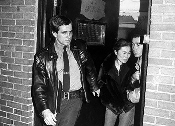 Desconsalada. Yoko Ono se retira del Hospital Roosevelt donde John Lennon perdió la vida a causa de los 5 disparos que le dio su asesino.