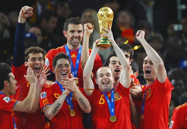 2010: Andrés Iniesta fue el artífice de la primera Copa del Mundo para España en el Mundial de Sudáfrica al marcar el gol de la final y quedó segundo en la votación (Getty)