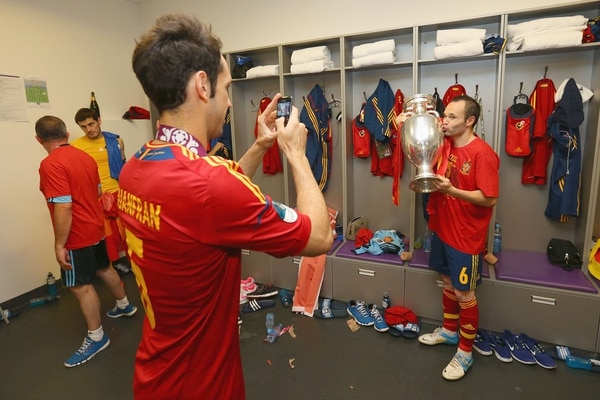 2012: Andrés Iniesta otra vez guió a España para conquistar un título, esta vez la Eurocopa donde fue distinguido como el mejor jugador del torneo (Getty)