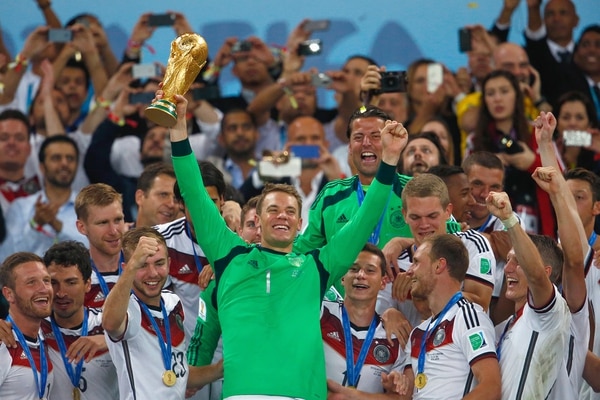 2014: Manuel Neuer ganó el Mundial en Brasil con Alemania y fue premiado con los “guantes de Oro” (Getty)