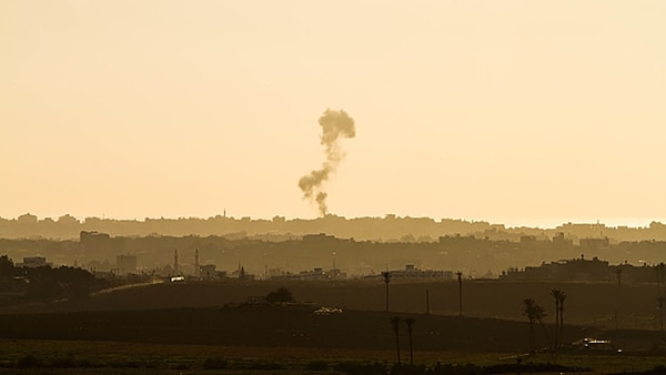Humo en el norte de la Franja de Gaza tras los ataques aéreos del Ejército israelí (NurPhoto/Corbis via Getty Images)