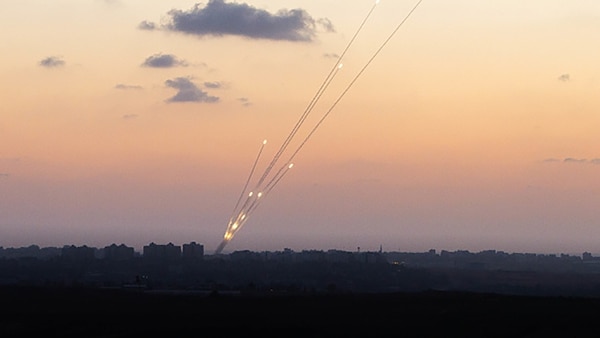 Cohetes lanzados desde el norte de la Franja de Gaza a Israel (NurPhoto/Corbis via Getty Images)