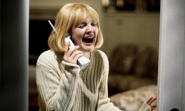 Drew Barrymore en “Scream”. Captura de pantalla vía YouTube.