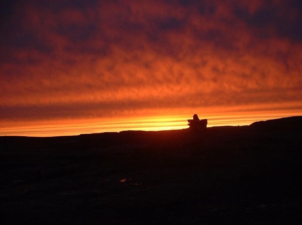 Un inukshuk —conjunto de piedras— creado por los inuits. Imagen: J.O͛Neil