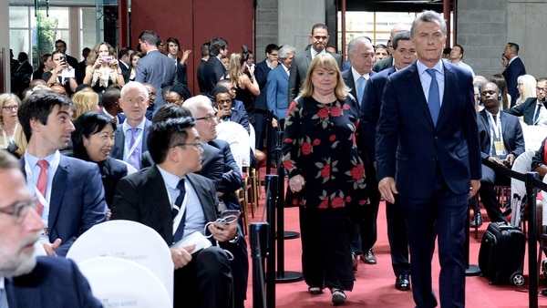 El presidente Mauricio Macri al momento de arribar al Centro de Convenciones. Detrás, la ex canciller Susana Malcorra y los mandatarios de la región (Presidencia)