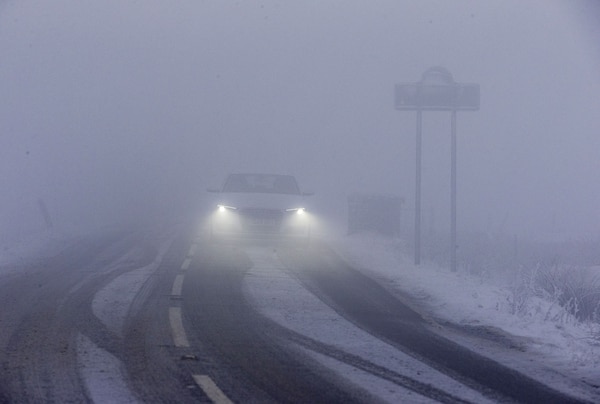 Niebla y nieve en el Derbyshire, en el norte de Inglaterra (AFP)