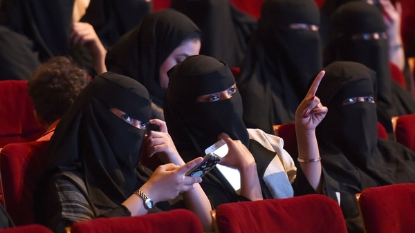 Además de manejar automóviles, las mujeres árabes ahora también podrán asistir a una función de cine comercial (AFP)