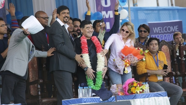 Diego Armando Maradona es recibido por sus seguidores (EFE/ Piyal Adhikary)