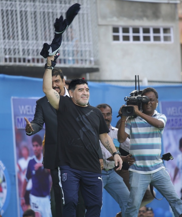 Diego Armando Maradona saluda a sus seguidores durante un evento en Calcuta (India) EFE/ Piyal Adhikary