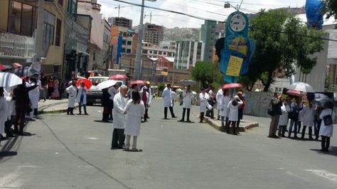 Bloqueo de médicos en la plaza San Martín de La Paz. 