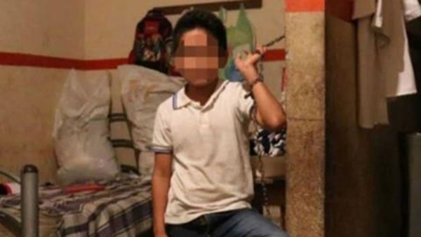El niño de 10 años fue encontrado encadenado en su casa