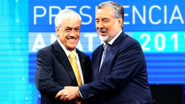 El ex presidente chileno y candidato Sebastián Piñera y el candidato oficialista Alejandro Guillier (Reuters)