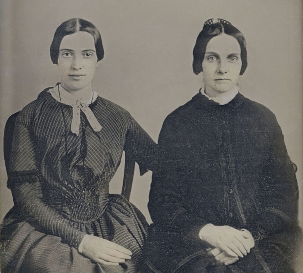 Emily Dickinson y Kate Scott Turner en una foto de 1859