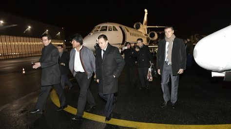 El presidente Evo Morales llega al aeropuerto Bourget en París, Francia, para participar de la Cumbre del Clima. Foto:Cancillería 
