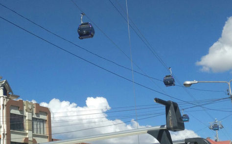 Cabinas de la Línea Azul de Mi Teleférico cuelgan del aire ante la paralización del sistema.