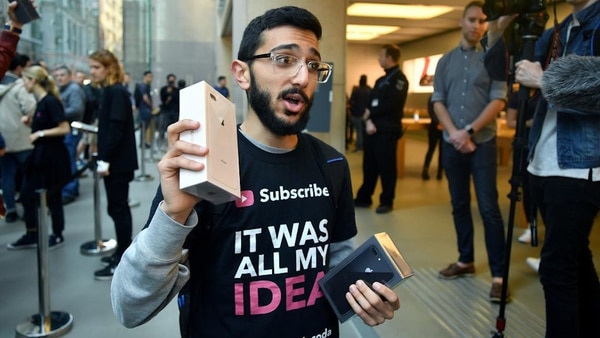 El primer comprador de iPhone X se retira tras adquirir su nuevo smartphone