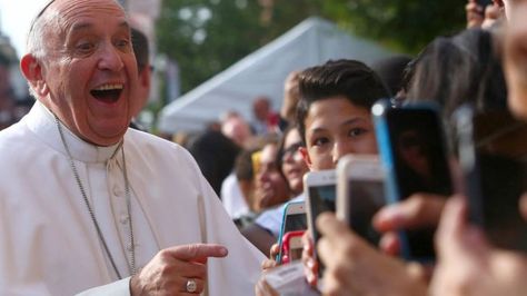 El Papa Francisco en medio de los feligreses que intentan sacarle fotos con sus teléfonos móviles.
