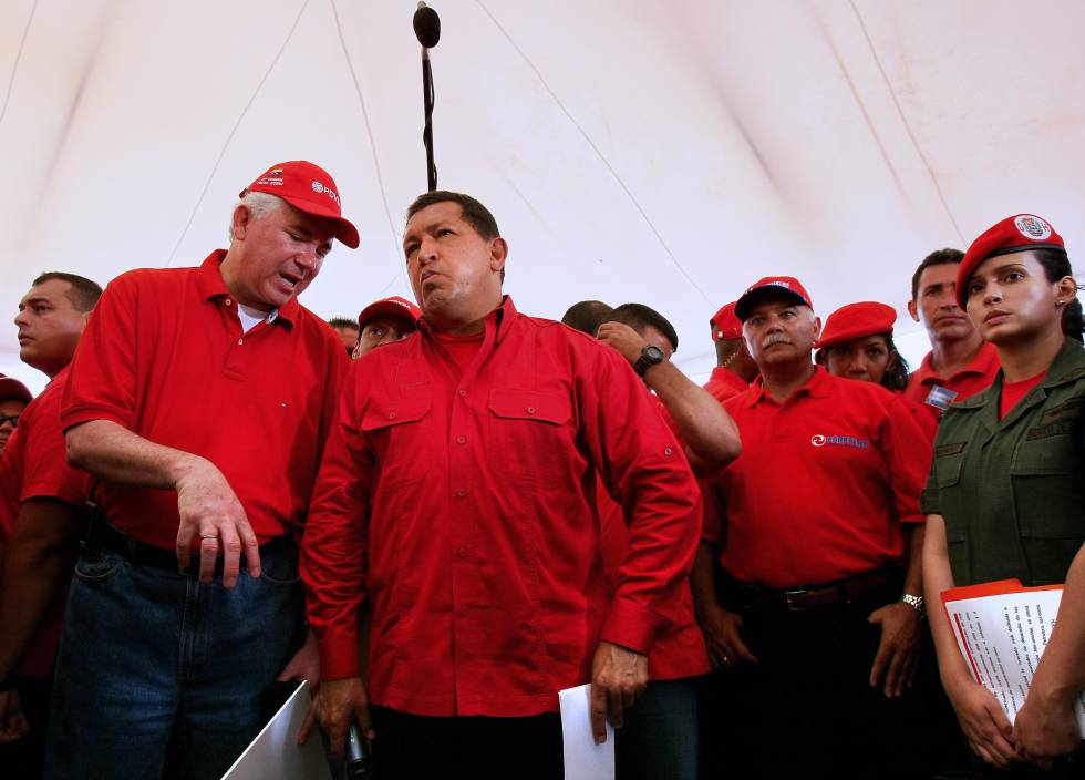 El exministro de Energía y Petróleo Rafael Ramírez (primero por la izquierda) y el expresidente de Venezuela Hugo Chávez en una visita a los trabajadores de PDVSA en Caracas en octubre de 2008. 
