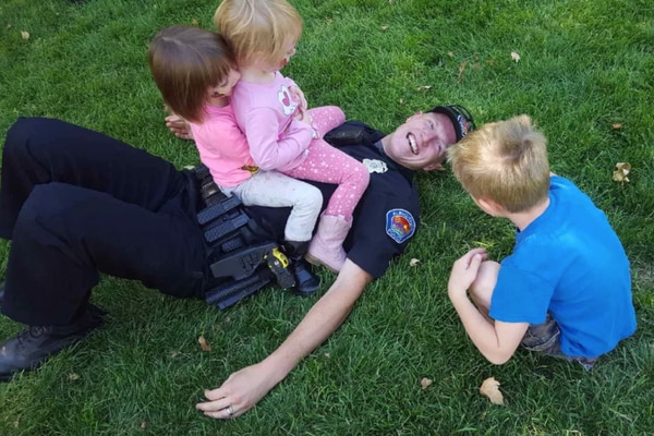 Ryan Holets juega con niños del vecindario durante una fiesta en el barrio. Holets ha estado en el Departamento de Policía de Albuquerque durante seis años. (Cortesía de Stephanie O’Guin)
