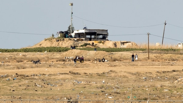 Un puesto de control de Hamas, visto desde el lado israelí de la frontera con la Franja de Gaza (AFP)