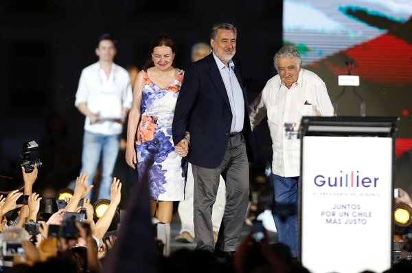 Alejandro Guillier, su esposa Cristina Farga, y el ex presidente uruguayo Jose Mujica (REUTERS/Rodrigo Garrido)