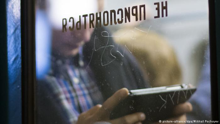 Moskau Russland User Tablet Symbolbild Internet User Tablet App USA (picture-alliance/dpa/Mikhail Pochuyev)