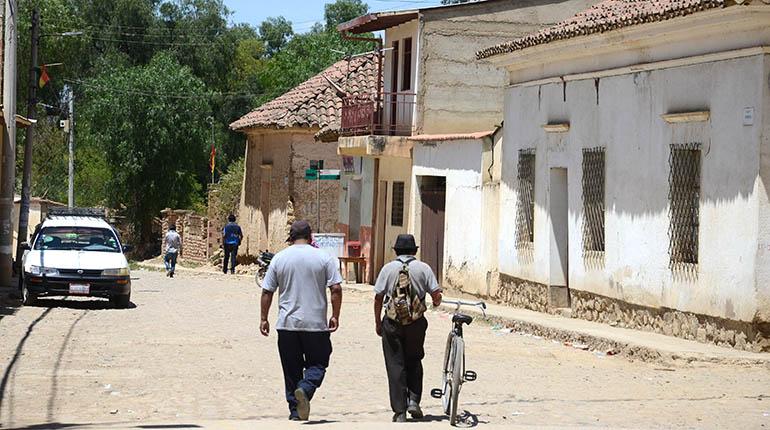 Comunarios caminan en la población de Santiváñez. | José Rocha