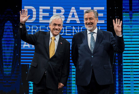 Piñera (izq.) y Guillier después de un debate antes de las elecciones. Foto: Archivo AFP