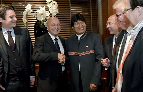 El presidente Morales saluda a los directivos del consorcio germano-suizo que se reunió en Berna por el bioceánico.