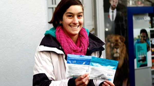 Una joven con sus paquetes de cannabis (EFE)