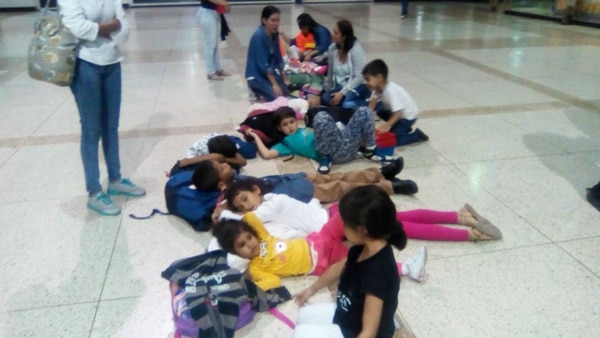 Los niños en el aeropuerto de Perú. (Cortesía Isabel Pérez)