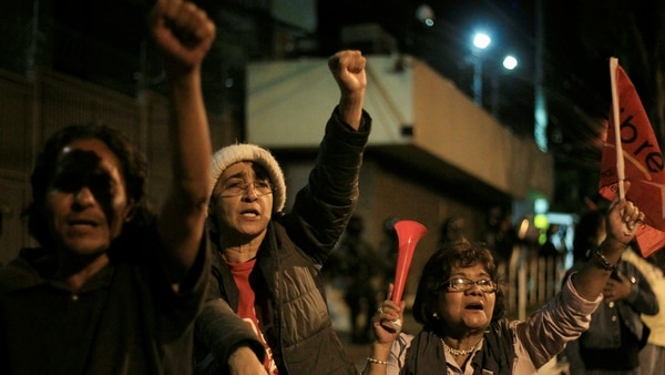 Un grupo de personas salió a protestar a las calle de Tegucigalpa en apoyo al candidato Nasralla. (Reuters)
