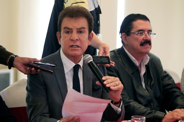 Salvador Nasralla, candidato presidencial, junto al ex presidente Manuel Zelaya. (REUTERS/Jorge Cabrera)