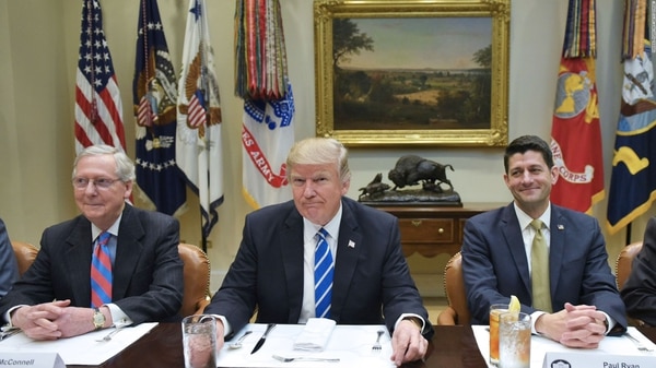 Mitch McConnell (izquierda), líder del Partido Republicano en el Senado, el presidente Donald Trump (centro) y Paul Ryan (derecha), líder de los republicanos en la Cámara de Representantes