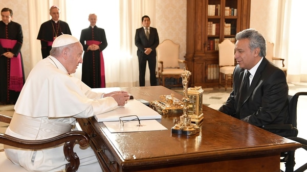 El Papa Francisco junto al presidente ecuatoriano Lenín Moreno durante su visita al Vaticano el 16 de diciembre de 2017 (Reuters)