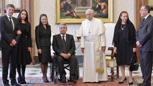 El Papa Francisco posa con el Presidente de Ecuador Lenin Moreno, su esposa Rocío González Navas y miembros de su delegación durante una audiencia privada en el Vaticano el 16 de diciembre de 2017 (Reuters)
