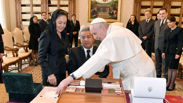 El Papa Francisco con el Presidente de Ecuador Lenin Moreno y su esposa Rocío González Navas (Reuters)