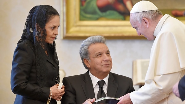El Papa Francisco le obsequió a Lenín Moreno una pequeña escultura que representa un olivo (Reuters)