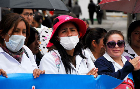 Estudiantes de medicina protestan contra la aprobación de la Ley del Código del Sistema Penal, en La Paz.