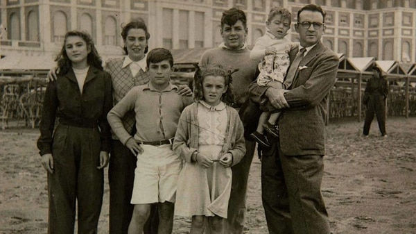 La familia Guevara en Mar del Plata. Año 1945. En la foto, Celia Guevara de la Serna, Celia de la Serna, Roberto y Ana María Guevara de la Serna, Ernesto Guevara (luego “El Ché”), su padre Ernesto Guevara Lynch. En brazos, Juan Martín Guevara de la Serna.