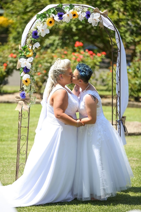 La pareja obtuvo un permiso especial para casarse ya que su familia vive en Gales y habían asistido al país para una fiesta de compromiso. La ley prevé que los matrimonios regulares comiencen a partir del 9 de enero(Getty)