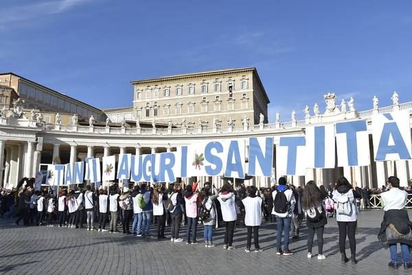 Un cartel de feliz cumpleaños para Francisco (AFP)
