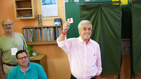 El candidato presidencial Sebastián Piñera muestra su voto durante las elecciones presidenciales en Santiago de Chile.