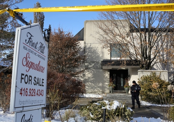 La policía forense en frente de la casa de Barry Sherman (REUTERS/Chris Helgren)