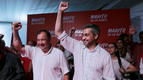 El pre candidato presidencial del Partido Colorado Mario Abdo Benitez celebra con los militantes en Asunción, Paraguay (Reuters)