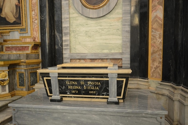 Los restos de la reina Elena di Savoia en el santuario de Vicoforte, cerca de Cuneo, en el Piamonte. (Rafaele Sasso/ANSA via AP)