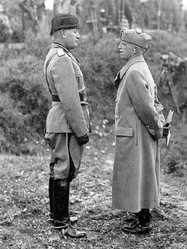 Víctor Manuel junto con Benito Mussolini
